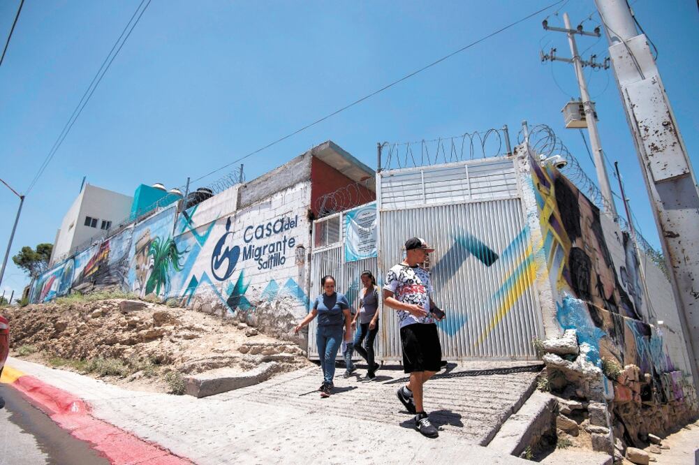 En la Casa del Migrante, vecinos aseguran que los agentes estatales realizaron un operativo contra un grupo de centroamericanos. Foto: MIGUEL SIERRA. EL UNIVERSAL