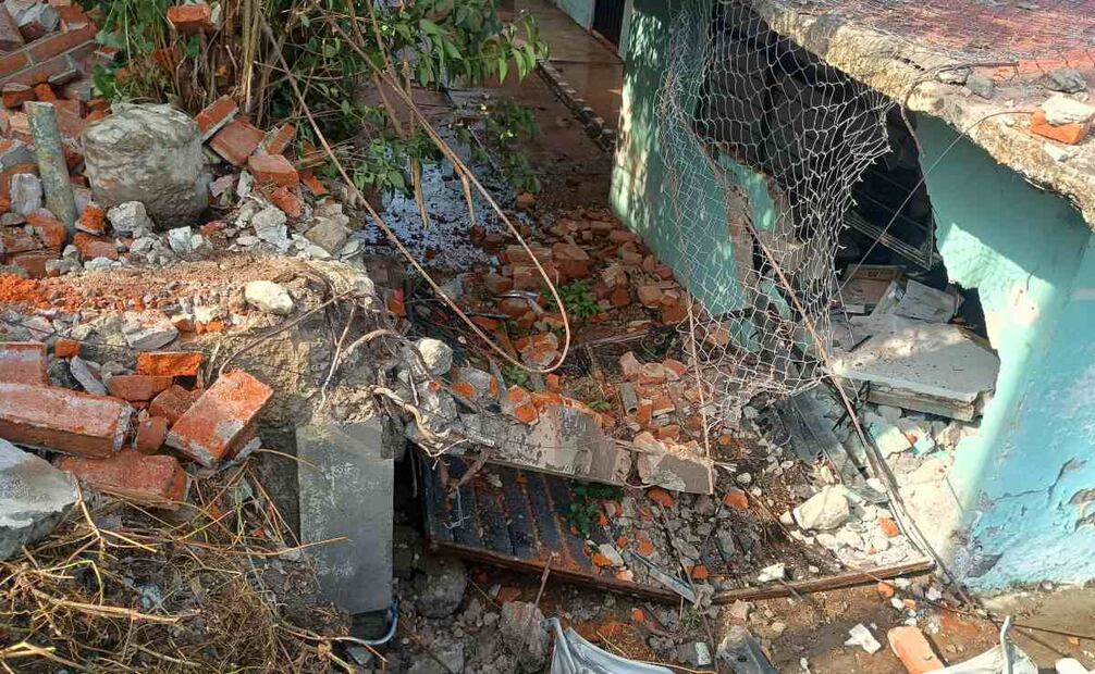 Pipa de gas se impacta contra vivienda en Naucalpan.
Foto: Especial.