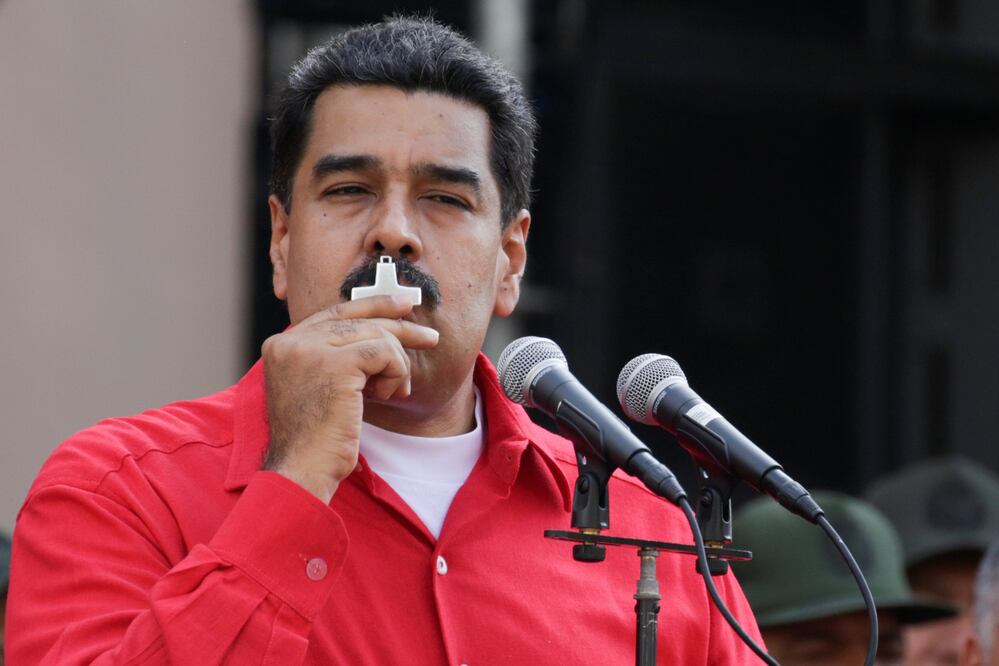 El presidente de Venezuela, Nicolás Maduro, besó un crucifijo durante un discurso hoy en el Palacio de Miraflores, en Caracas (Foto: Reuters)