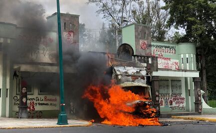 Caso Ayotzinapa: normalistas derriban puerta del Campo Militar 1 e incendian camión