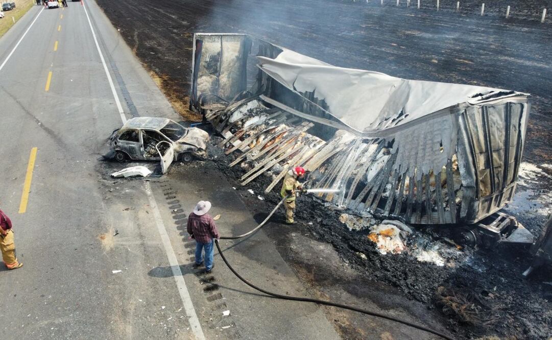 Humareda en carretera causa choque múltiple de tráiler contra 6 vehículos; 3 se calcinan. Foto Especial