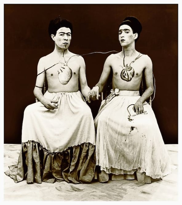 Las Dos Fridas (1989-2014), Colectivo de Arte Yeguas del Apocalipsis (Francisco Casas, Pedro Lemebel). Registro fotográfico: Pedro Marinello. Cortesía: D21 Proyectos de Arte.