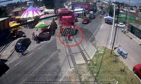 ¡Increíble! Ciclista intenta ganar a tren en Tlaxcala y falla; joven sigue con vida, VIDEO