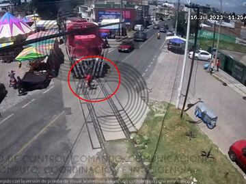 ¡Increíble! Ciclista intenta ganar a tren en Tlaxcala y falla; joven sigue con vida, VIDEO