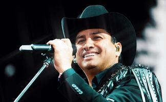 Julión Álvarez regaña a fans por aventar celulares en pleno concierto: “Qué necesidad”