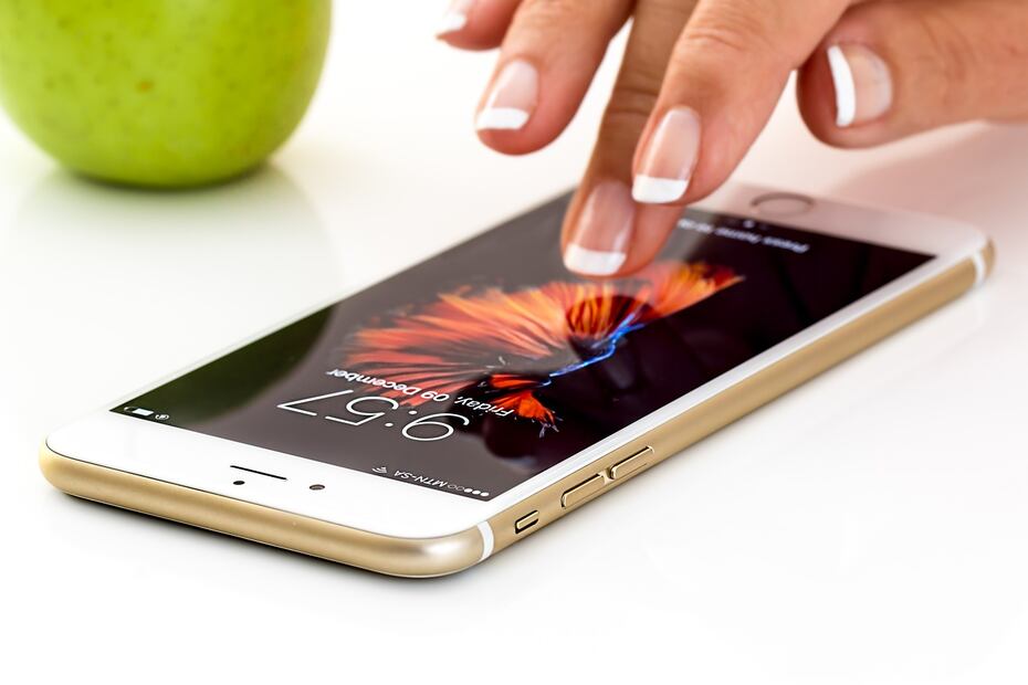Celular y adultos mayores. Fuente: Pixabay