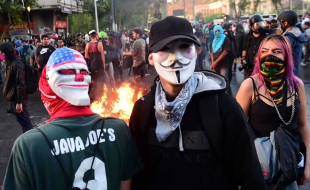 “Monstruos” salen a las calles de Chile para protestar contra Sebastián Piñera 