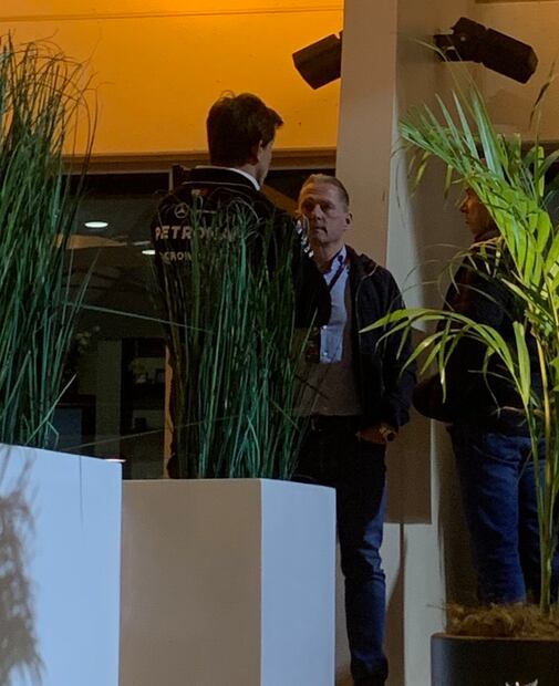 Jos Verstappen fue captado charlando con Toto Wolff - Foto: Especial