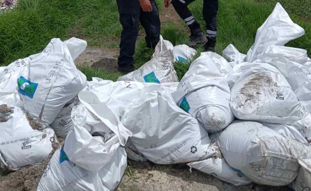 Además utilizaron ocho unidades pesadas, incluyendo retroexcavadoras y camiones tipo volteo, a fin de retirar las toneladas de residuos sólidos, especialmente basura que obstruía el cauce. Foto: Especial