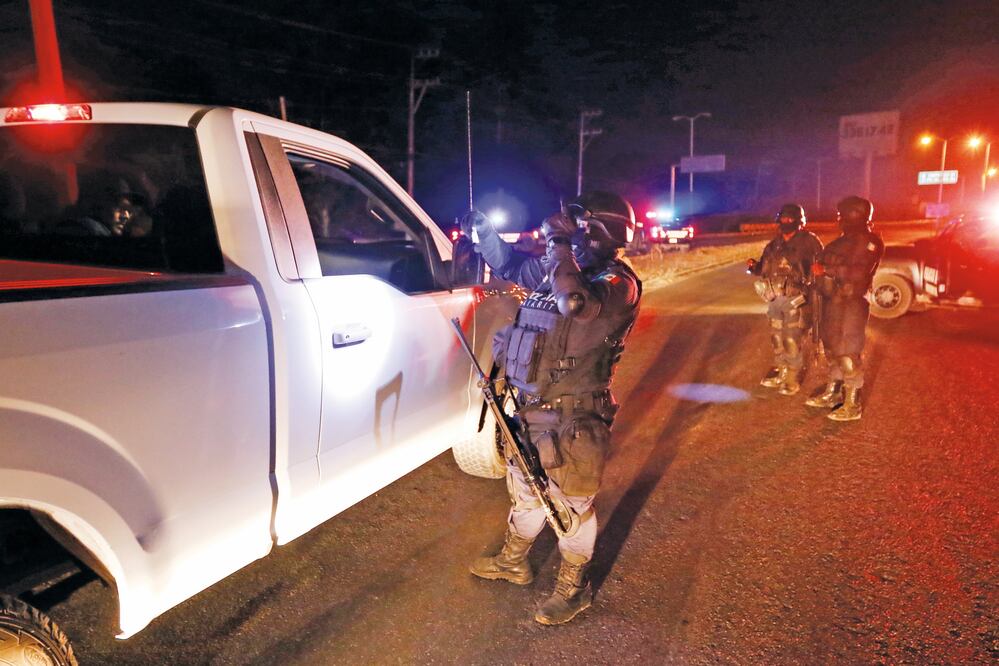 Semar, Sedena y PF participaron en el operativo en el que cayó El H, y en el que fueron usados dos helicópteros; en un video en internet se observó que uno de ellos disparó balas trazadoras. En la imagen, vigilancia militar en la zona (JORGE MENDOZA)