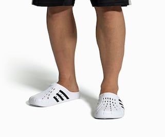 Los zuecos de Adidas que vienen a hacerle la competencia a los Crocs