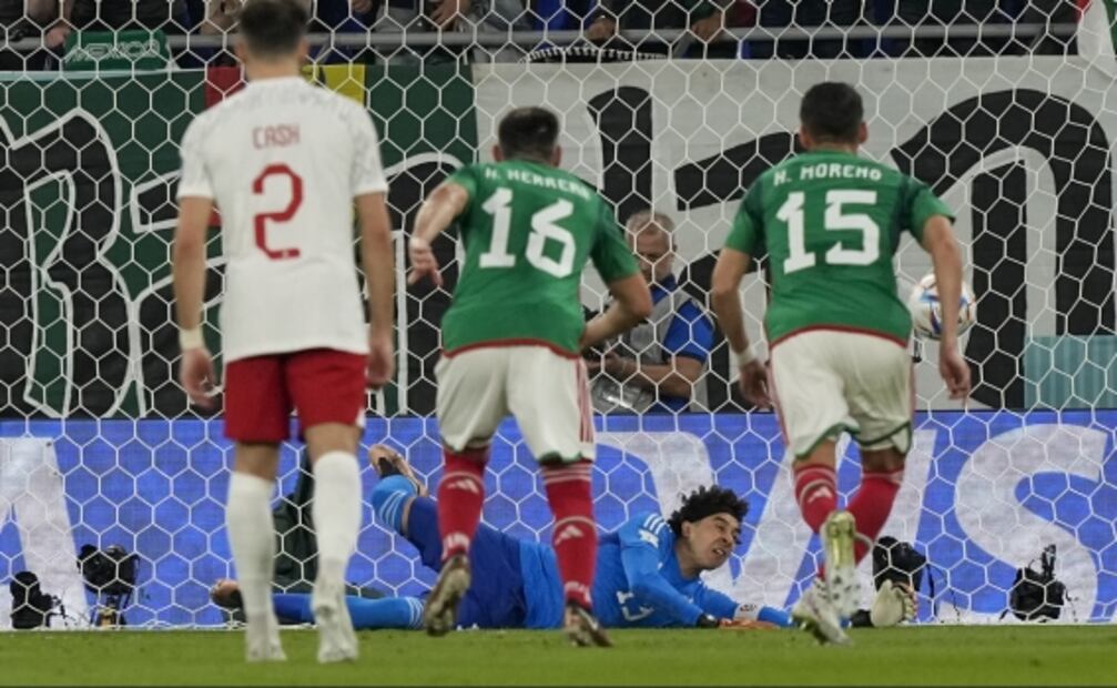 Así fue el penalti que Memo Ochoa le atajó a Lewandowski en el México vs Polonia