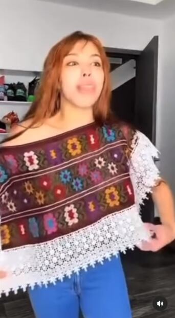 Yeri Mua ridiculiza huipil