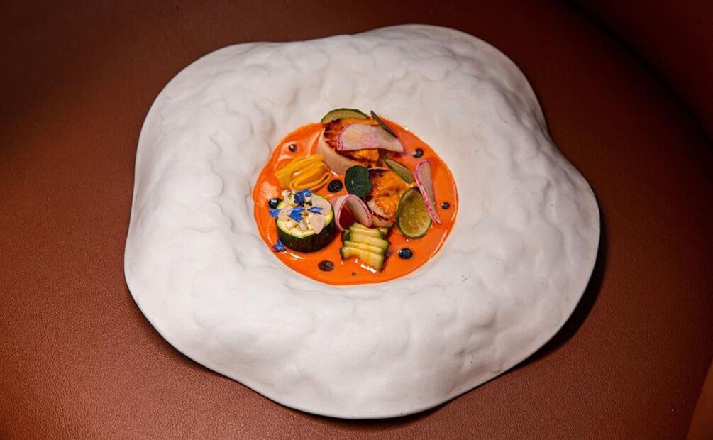 Restaurante Oxte. Vieiras estilo San Jacques. Preparados con jalapeño rojo, calabaza, rábanos y flores. Foto: Instagram