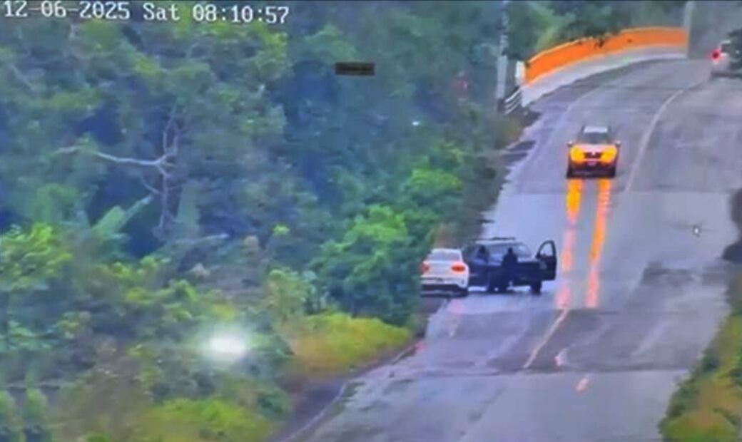 08:10 Intentan echar a andar la camioneta, pero fallan y la empujan de nuevo a la orilla de la carretera. Foto: captura de pantalla