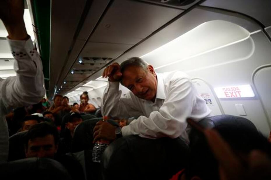 Cómo es la experiencia de viajar en el mismo avión que AMLO