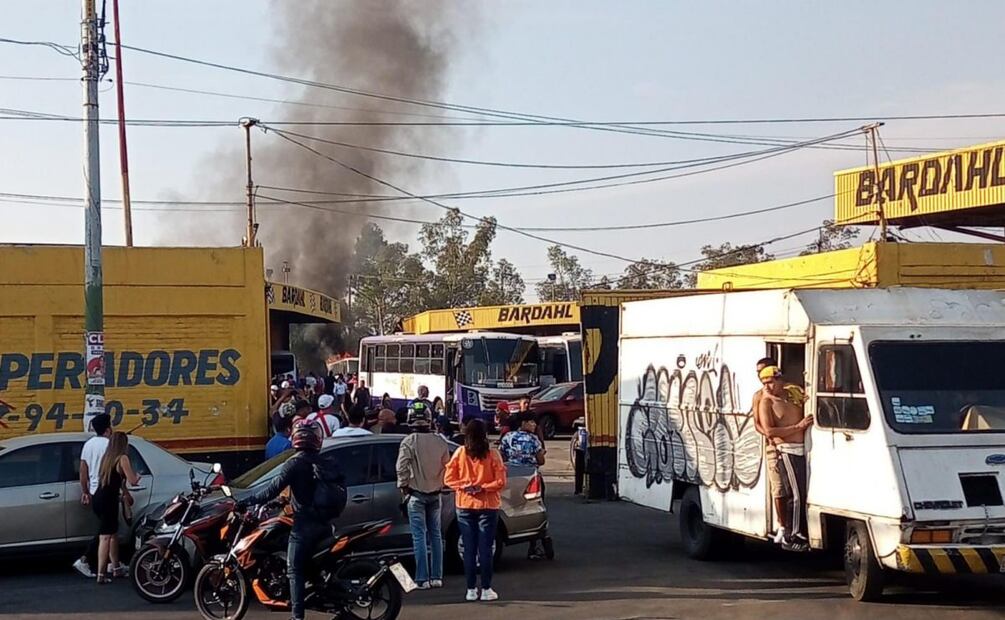 Personal de bomberos llegaron a un taller que es consumidor por las llamas. Foto: Especial