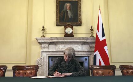 Theresa May firma la carta de dimisión