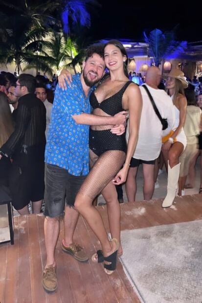 Arisita luce impactante vestido transparente en la playa