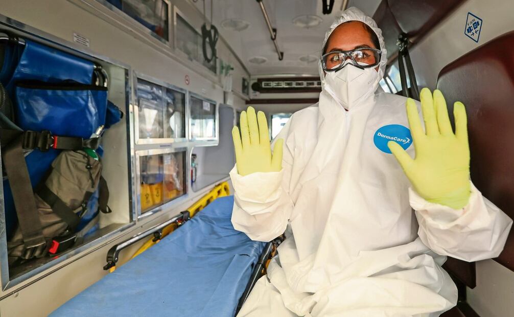 Durante los traslados de los pacientes, los paramédicos cuidaban su salud mediante equipo de protección como guantes, bata quirúrgica, lentes y mascarilla. (28/03/2025) Fotos: Axel Sánchez | El Universal