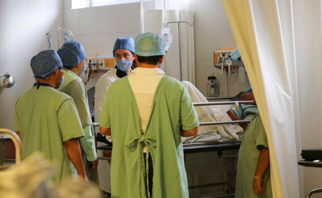 El gobernador de Chiapas visitó en el hospital a los heridos por los hechos de violencia. Foto: @VelascoM_