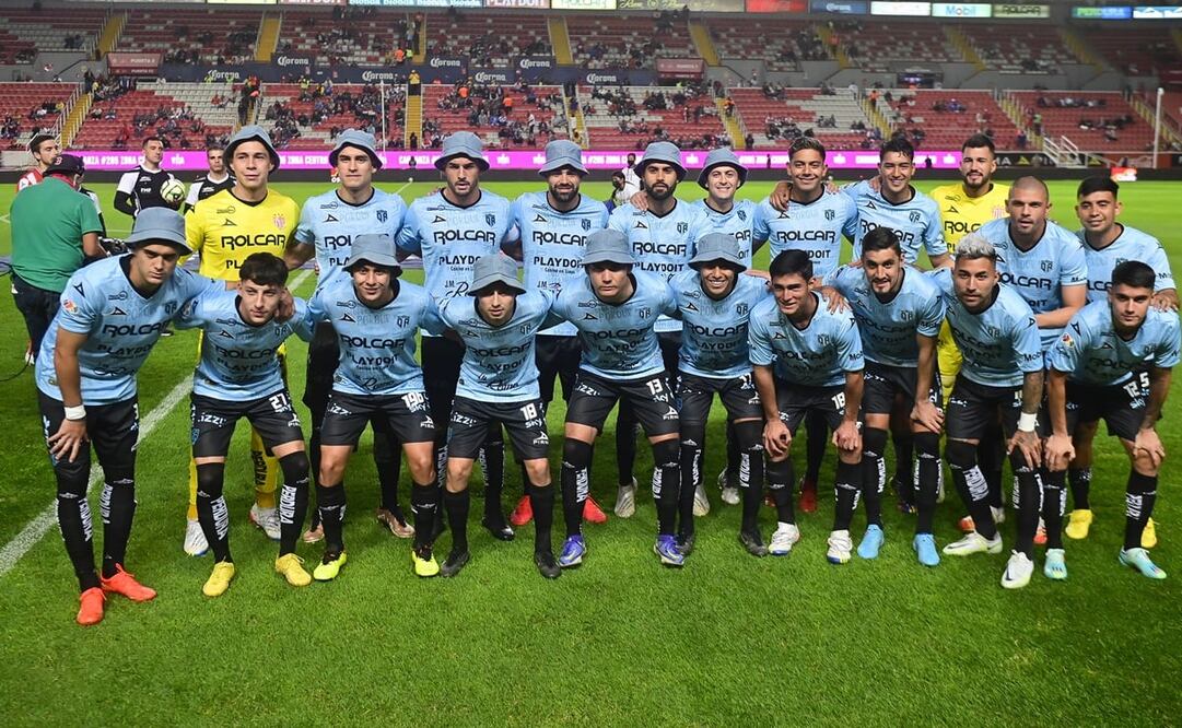 Necaxa se tomó la foto oficial con el gorro de Don Ramón / FOTO: IMAGO7