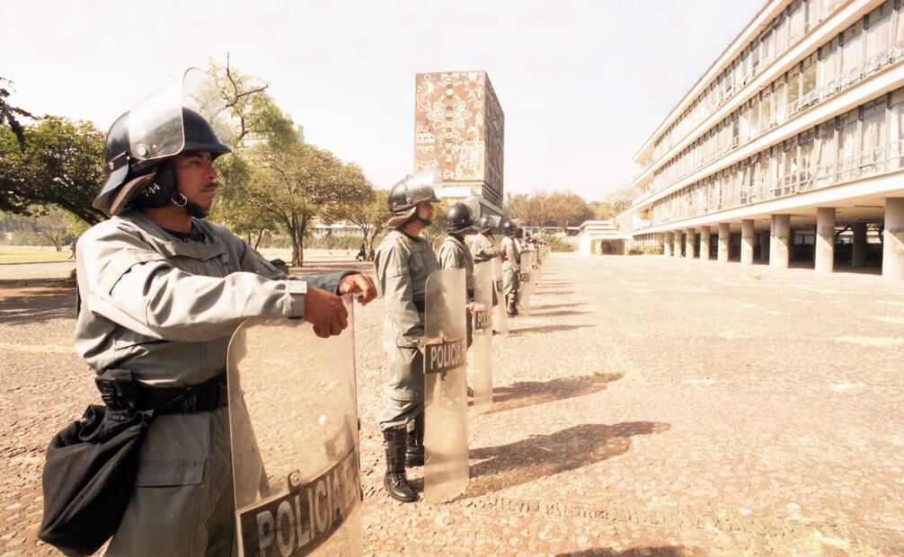 Policías en Ciudad Universitaria el 6 de febrero del 2000. El 20 de enero, Rosario Robles, entonces Jefa de Gobierno, garantizó que no se usaría la fuerza pública para concluir con el conflicto universitario, y el entonces titular de la Secretaría de Seguridad Pública, Alejandro Gertz Manero, aseguró que los policías sólo vigilarían los alrededores de CU, sin “operaciones especiales”. Foto: Francisco Gómez/Archivo EL UNIVERSAL.