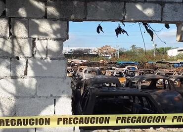 200 vehículos dañados por incendio en corralón de Mérida
