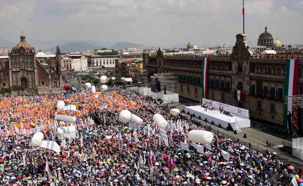 Vista panorámica del Zócalo de la Ciudad de México, durante la celebración del primer año de gobierno de la presidenta Claudia Sheinbaum Pardo. Foto: Hugo Salvador/ EL UNIVERSAL
