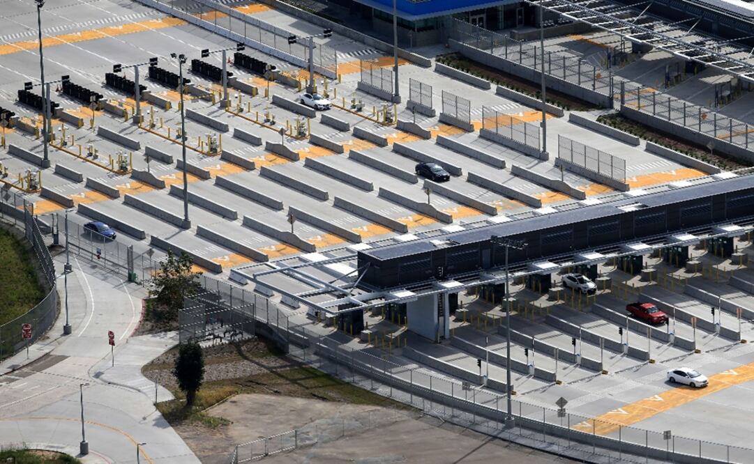 Motorists cross into Mexico from the United States through El Chaparral Point of Entry during the coronavirus pandemic in San Diego, California – Photo: Sean M. Haffey/Getty Images/AFP