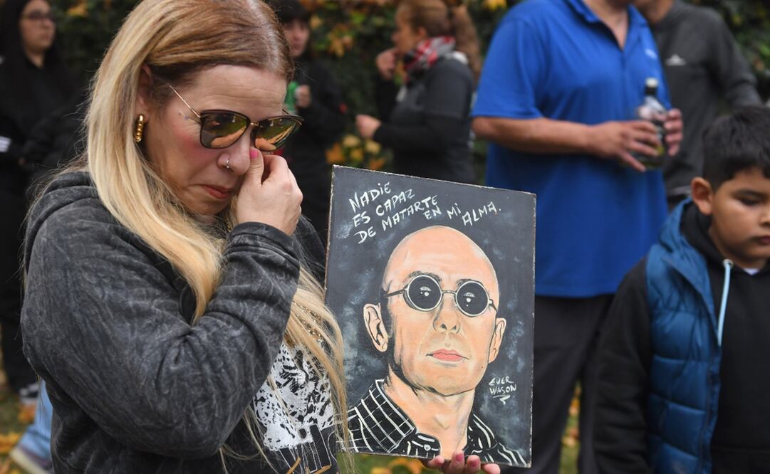Una fanática llora tras el fallecimiento del cantante el viernes 5 de junio. Foto: EFE/ Enrique García Medina.