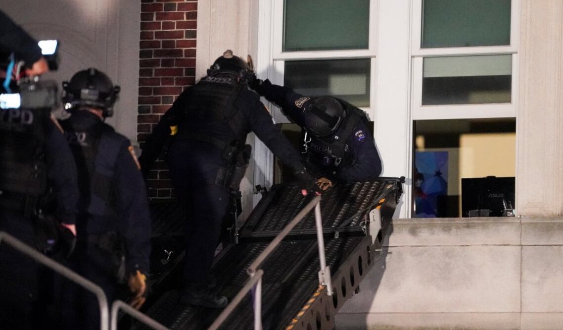 La policía de Nueva York irrumpe en el Hamilton Hall de la Universidad de Columbia que había sido tomado por los estudiantes