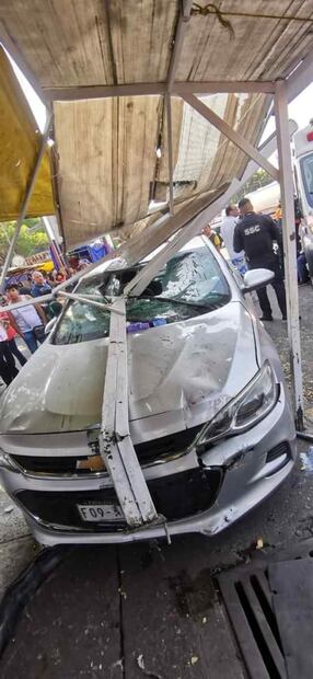 Auto se impacta contra puesto de birria en Iztapalapa y deja 7 lesionados