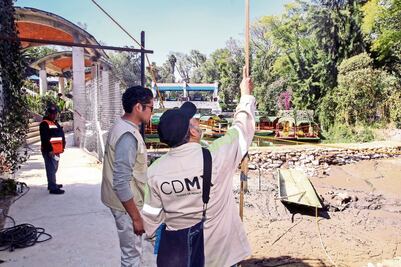 Tardarán 3 semanas en rellenar grieta en canal de Xochimilco
