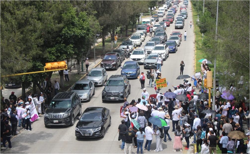 Estudiantes universitarios protestan a favor y en contra de la reforma judicial en Puebla. Foto:Omar Contreras/EL UNIVERSAL