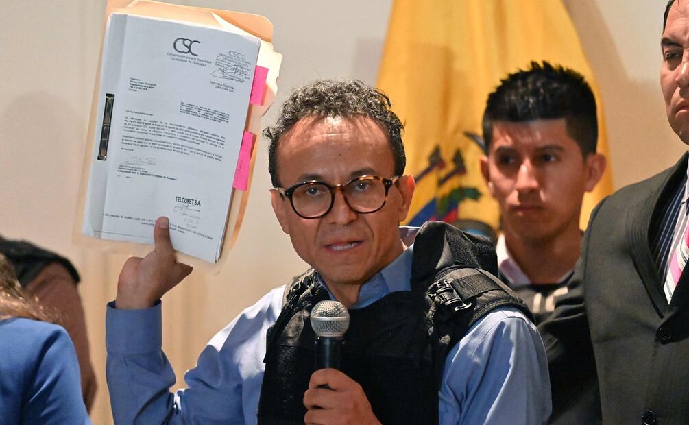 El periodista y candidato presidencial del partido Construye Christian Zurita da una conferencia de prensa con su compañera de fórmula Andrea González (fuera de cuadro) en un hotel en Guayaquil, Ecuador. Foto: AFP