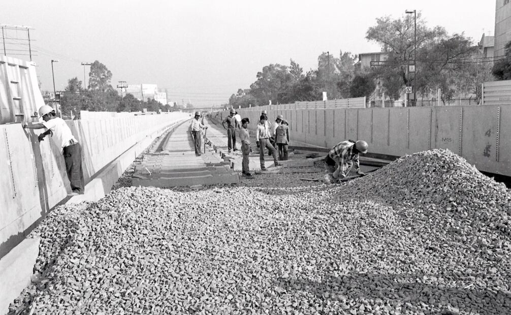 Labores para la Línea 8 en 1993. Años antes, el 26 de noviembre de 1991, se encontraron piezas prehispánicas del último periodo Azteca, gracias a las excavaciones del STC a la altura de Salto del Agua. Foto: Guillermo González/Archivo EL UNIVERSAL.