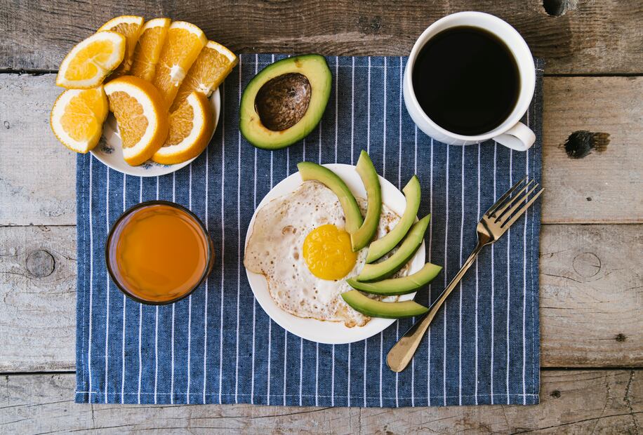 Espera al menos 12 horas de tu última comida para desayunar. Foto: Freepik