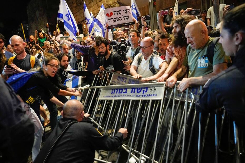 La policía intenta hacer retroceder a la gente en una protesta en Jerusalén contra el gobierno del primer ministro israelí, Benjamin Netanyahu, y pide la liberación de los rehenes retenidos en la Franja de Gaza por el grupo islamista Hamas. FOTO: OHAD ZWIGENBERG. AP