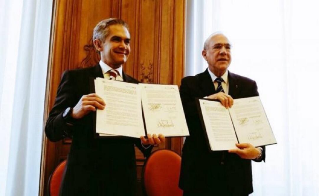 Mancera signed the agreement with Ángel Gurría, secretary general of the OECD, at the Muette castle. (Photo: Taken from Twitter @ManceraMiguelMX)