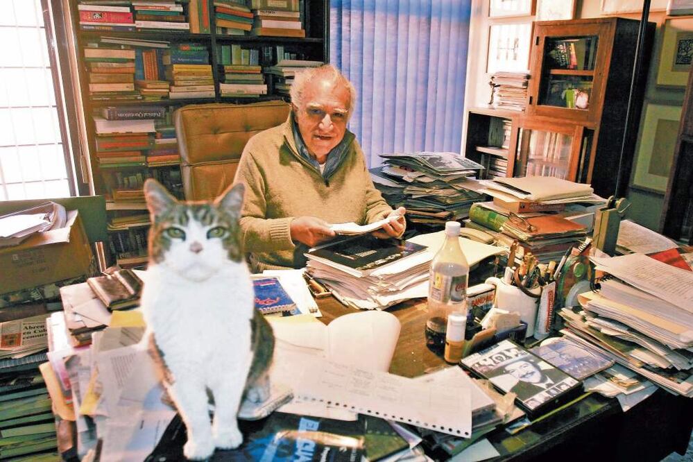 Foto de Carlos Monsiváis junto
 a uno de sus gatos, tomada en 2007 dentro de su casa ubicada en la calle
 San Simón, en la Colonia Portales. / Archivo El Universal