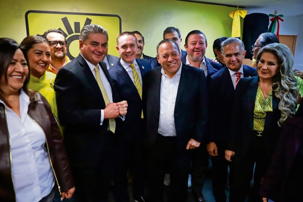 Luis Espinosa Cházaro fue el primero en registrarse como aspirante a la Jefatura de Gobierno; acompañado de Adrián Rubalcava y Jesús Zambrano, pidió un proceso democrático. Foto: Fernanda Rojas | El Universal