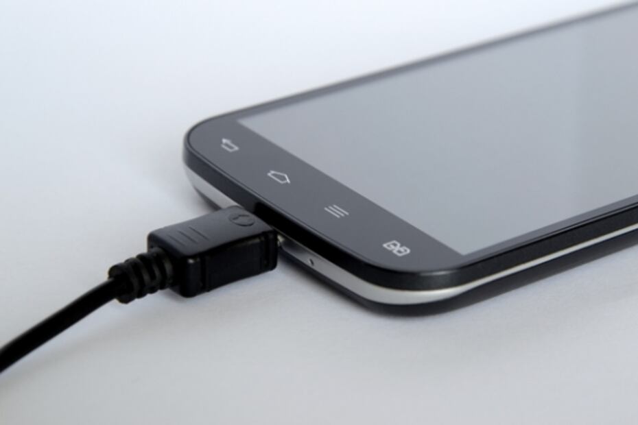 Errores al cargar tu celular que pueden dañar la batería