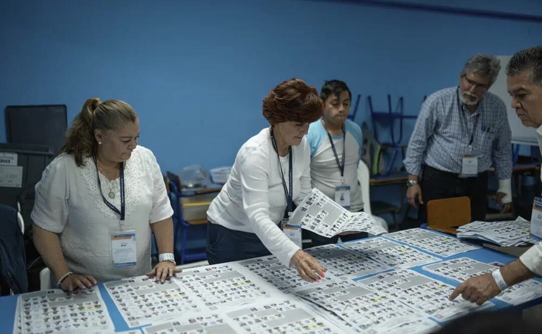 Trabajadores electorales cuentan votos después del cierre de urnas en las elecciones generales en Ciudad de Guatemala. Foto: AP
