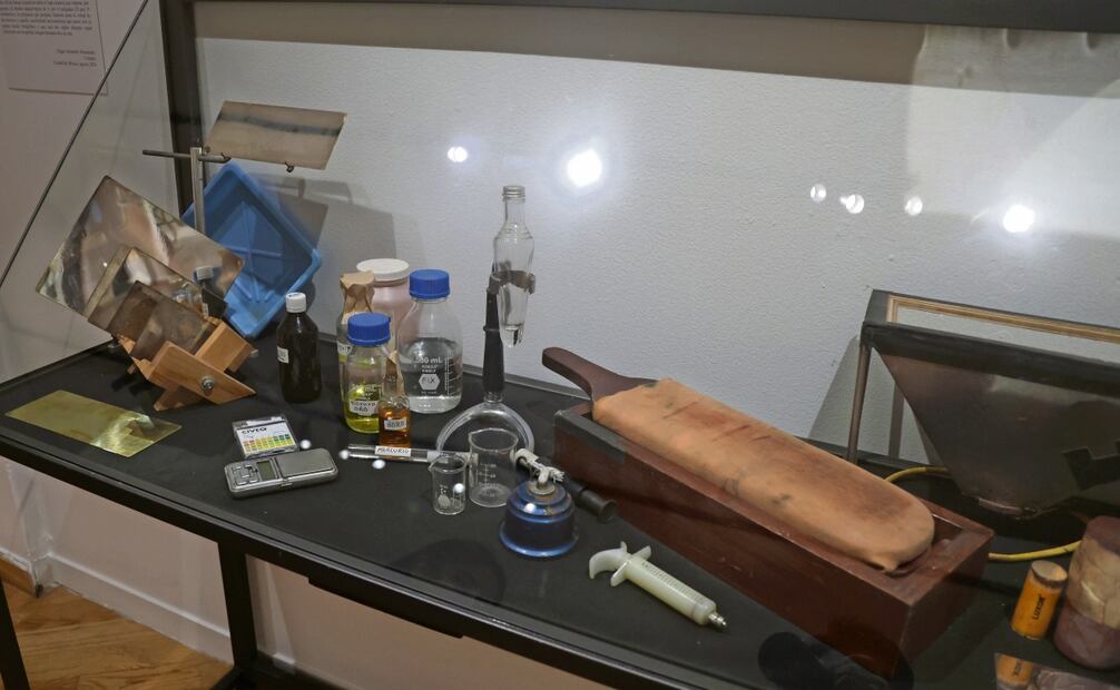 Arturo Talavera muestra un ejemplo de cámara para hacer daguerrotipo. Foto: Carlos Mejía /EL UNIVERSAL
