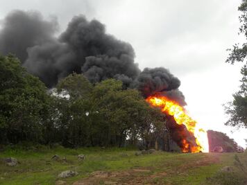 Deja 2 heridos incendio en ducto de Pemex en Hidalgo