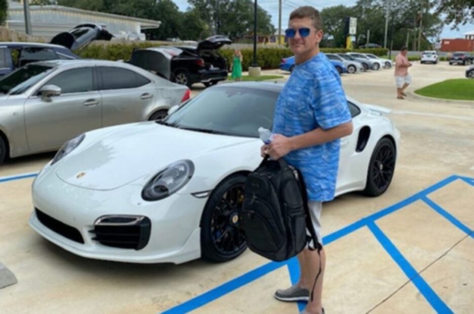 Hombre compra Porsche de 2.5 millones de pesos con un cheque impreso en casa