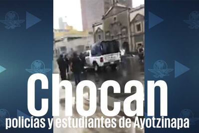 Chocan policías y estudiantes de Ayotzinapa en Hemiciclo a Juárez; vandalizan patrulla