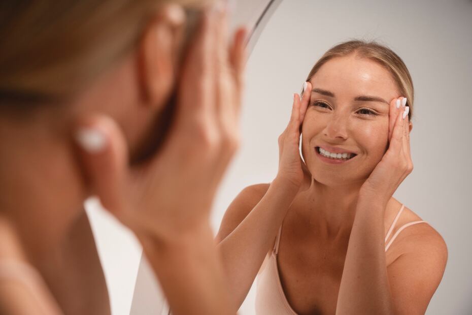 La cejaplastía mejora estética y función al despejar la visión. Foto: Freepik