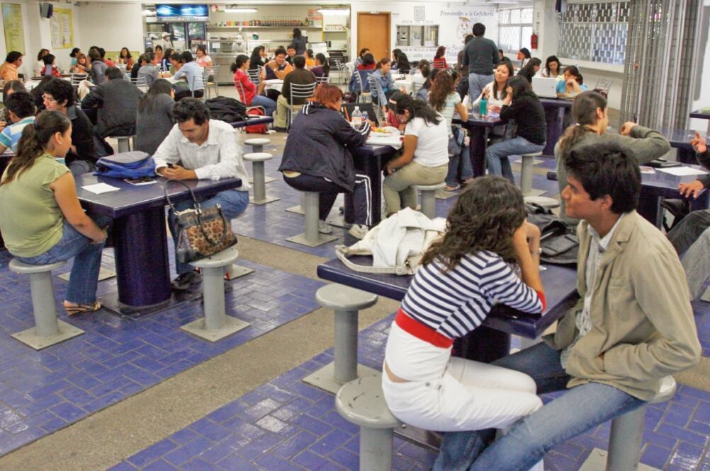 Prohibición polémica. La embotelladora argumenta que la prohibición limita el derecho a los estudiantes a decidir lo que compran y viola la libertad de comercio lícito (ARCHIVO. EL UNIVERSAL)